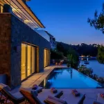 Luxurious Waterfront 4 Bedrooms Waterfront Private Jetty Selca (Brac)