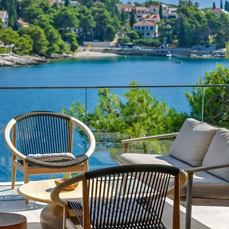 Waterfront Super Spectacular 4 Bedroom Gym Sauna Boat Mooring Wine Cella Villa *