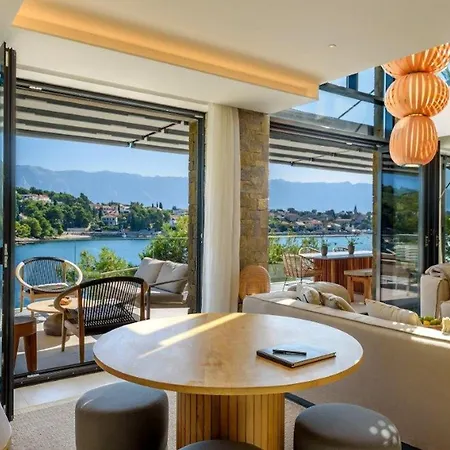 Waterfront Super Spectacular 4 Bedroom Gym Sauna Boat Mooring Wine Cella *