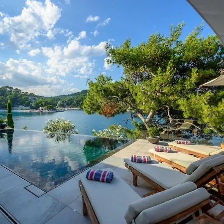 Waterfront Super Spectacular 4 Bedroom Gym Sauna Boat Mooring Wine Cella Villa