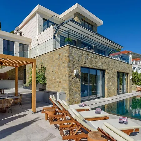Luxurious Waterfront 4 Bedrooms Waterfront Private Jetty *