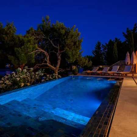 Luxurious Waterfront 4 Bedrooms Waterfront Private Jetty *