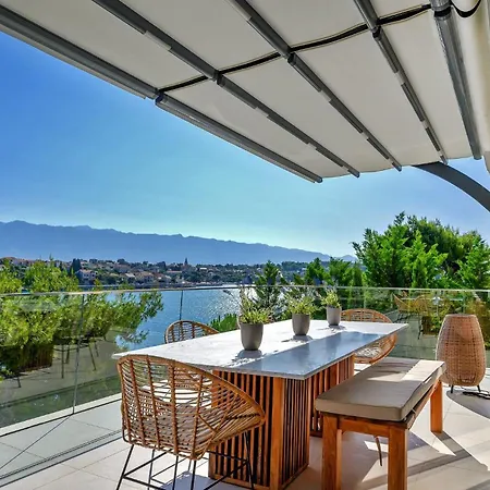 Waterfront Super Spectacular 4 Bedroom Gym Sauna Boat Mooring Wine Cella Villa *