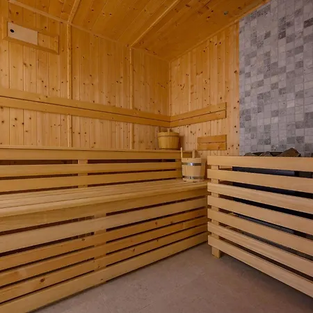 Waterfront Super Spectacular 4 Bedroom Gym Sauna Boat Mooring Wine Cella *