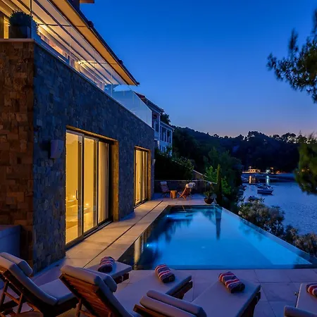 Luxurious Waterfront 4 Bedrooms Waterfront Private Jetty Selca (Brac)