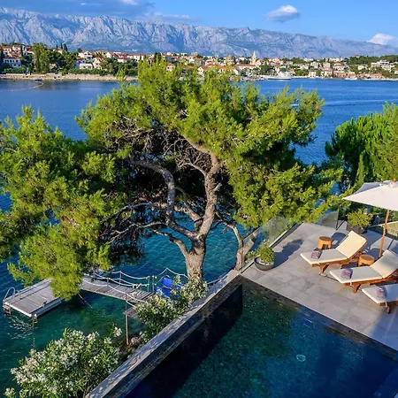 Luxurious Waterfront 4 Bedrooms Waterfront Private Jetty Villa