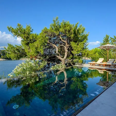 Villa Waterfront Super Spectacular 4 Bedroom Gym Sauna Boat Mooring Wine Cella