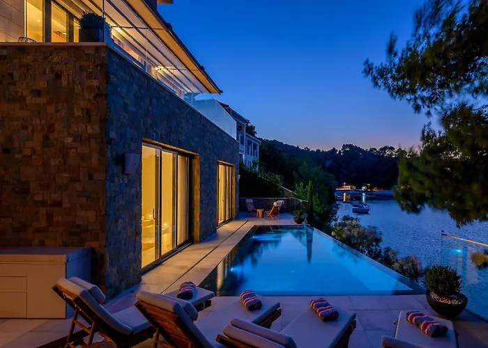 Luxurious Waterfront 4 Bedrooms Waterfront Private Jetty Selca (Brac)