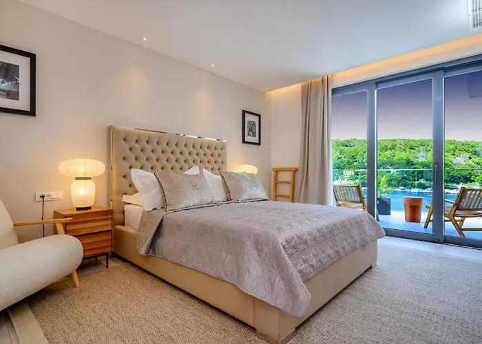 Luxurious Waterfront 4 Bedrooms Waterfront Private Jetty * Selca (Brac)