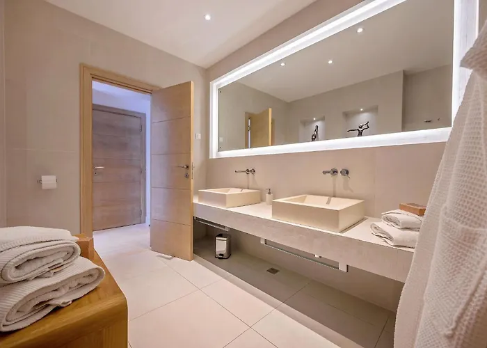 Luxurious Waterfront 4 Bedrooms Waterfront Private Jetty Villa *